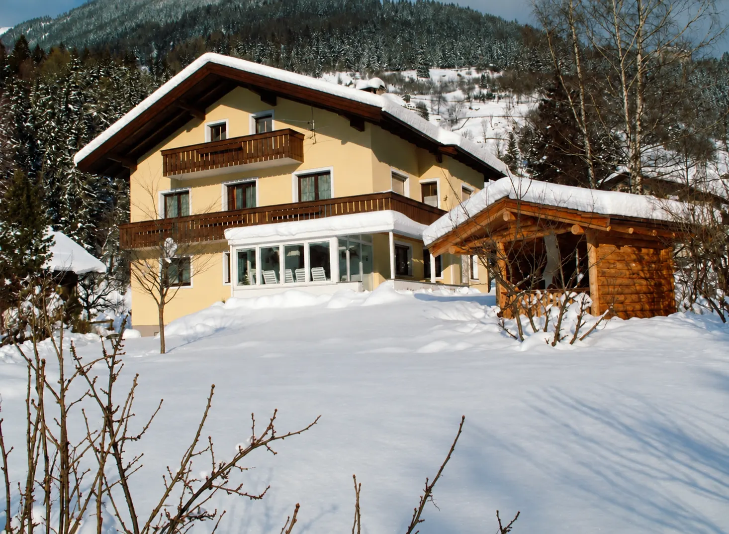 Das Haus im Winter im Schnee
